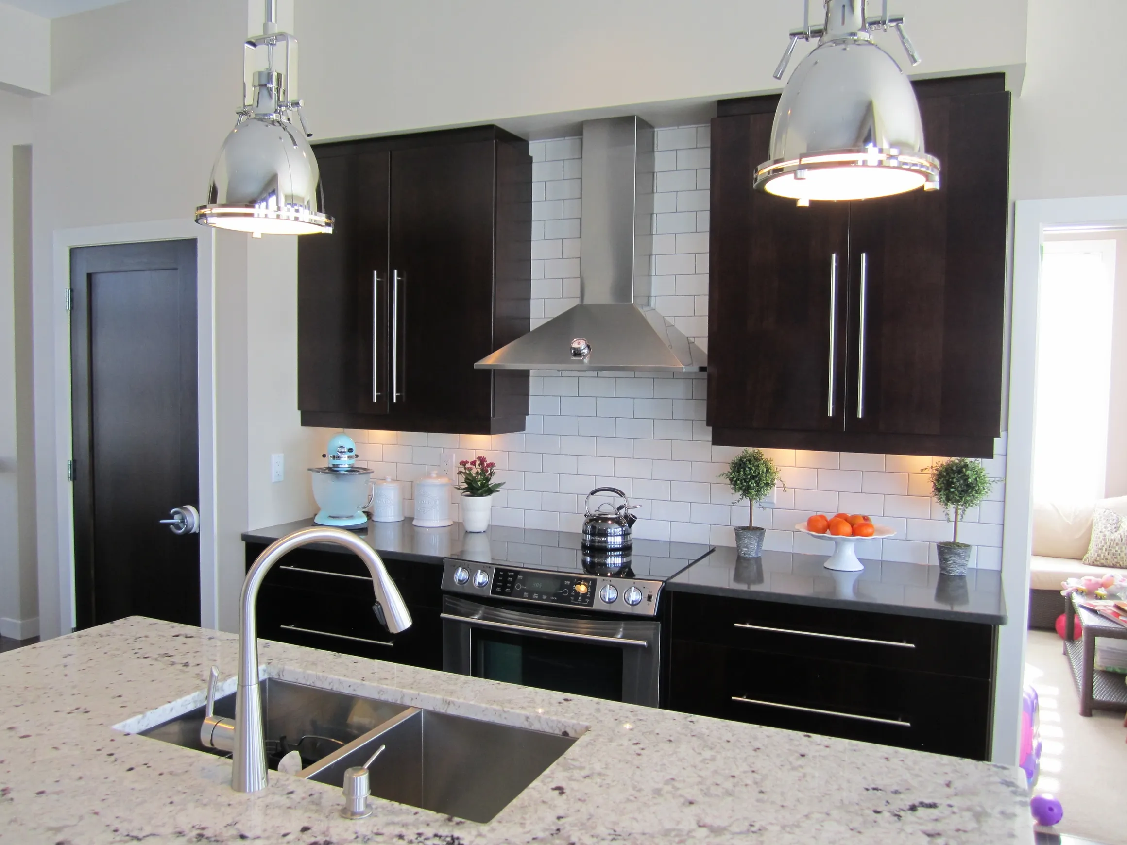White subway tile kitchen backsplash in Winnipeg
